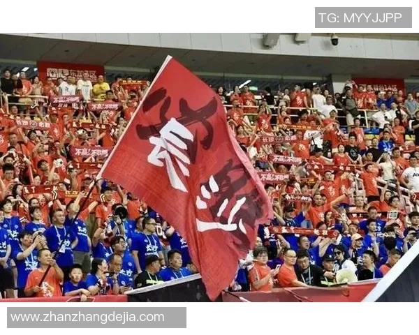 万人空巷足球巨星亮相球迷热情围观掀起狂欢热潮 万人空巷足球巨星亮相球迷热情围观掀起狂欢热潮